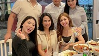 Makan seru bareng teman-teman pun pernah dilakukan Vanessa. Dalam foto ini tampak Vanessa akrab dengan salah satu Crazy Rich Surabaya. Foto: Instagram @vanessaangelofficial