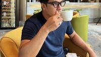 Sang suami, Bibi pun tak kalah seru menikmati momen ngopinya. Secangkir kopi asyik dinikmati sambil duduk santai. Kopi first, tulis Bibi pada keterangan fotonya. Foto: Instagram @vanessaangelofficial