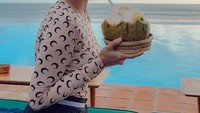 Sluuurp! Kelapa muda alami jadi pilihan Vanessa untuk mengusir rasa haus. Sambil minum kelapa muda di pinggir kolam renang memang jadi momen santai yang sayang dilewatkan.  Foto: Instagram @vanessaangelofficial