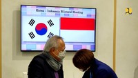 Di sela pelaksanaan Conference of the Parties (COP) ke-26 di Glasgow, Skotlandia, Menteri Pekerjaan Umum dan Perumahan Rakyat (PUPR) Basuki Hadimuljono melanjutkan agendanya mengadakan pertemuan bilateral dengan Menteri Lingkungan Korea Selatan Han Jeoung-ae, Rabu (3/11/2021). Foto: Dok. Kementerian PUPR