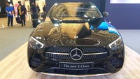 E 300 AMG Line hadir dengan bumper baru ala model AMG Performance yang terlihat lebih sporty. The New E 300 AMG Line Rp 1.275.000.000 (Off The Road). Harga mobil ini juga turun Rp 100 juta dibanding generasi sebelumnya Foto: Ridwan Arifin