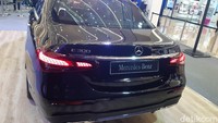 Para desainer juga memperbarui bagian belakang E-Class dengan bumper baru, lampu belakang split, dan tutup bagasi baru. Desain bagian dalam di lampu belakang juga telah diperbaharui. Foto: Ridwan Arifin