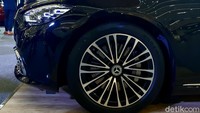 Model S450 4Matic Luxury versi CBU dan CKD memiliki perbedaan di beberapa bagian interior dan eksterior. Perbedaan paling santer terlihat dari bagian velg yang kini menggunakan 19 inci menggantikan versi CBU yang memakai ukuran 20 inci. Foto: Ridwan Arifin