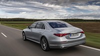 Banderol, S-Class terbaru ini lebih murah sekitar Rp500 jutaan dibandingkan versi CBU yang dibanderol Rp 3 miliar off the road. Hal ini turut dipengaruhi pajak atas barang mewah berdasarkan emisi. Foto: Mercedes-Benz