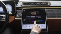 Layar tengah yang besar dalam orientasi vertikal merupakan visual highlight di interior dan menampilkan teknologi OLED. Foto: Mercedes-Benz