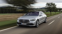 Di balik bonetnya The New S450 4 Matic Luxury dijejali mesin 2.999 cc yang sanggup memuntahkan tenaga 367 hp pada putaran 5.500 rpm - 6.100 rpm. Sedangkan torsinya mencapai 500 Nm pada rentang 1.600 - 4.500 rpm. Foto: Mercedes-Benz