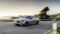 The New E 300 AMG Line dibekali mesin E300 AMG Line dengan mesin bensin empat slinder 1.991 cc dan dikawinkan oleh transmisi otomatis sembilan percepatan 9G-Tronic. Mereka mengklaim mesin mobil dapat menghembuskan tenaga sebesar 256 tenaga kuda di 5.800 - 6.000 rpm, sementara torsinya di 370 Nm pada 1.800 - 4.000 rpm. Dengan bekal di atas The New 300 AMG Line bisa berlari dari titik nol hingga 100 km/jam hanya dalam waktu 8,1 detik.Foto: Mercedes-Benz