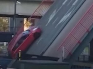 Menegangkan! Detik-detik Mobil Jatuh Gegara Nyangkut di Jembatan Angkat
