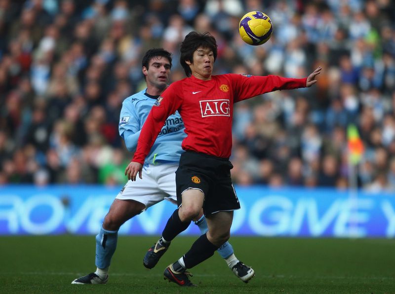 MANCHESTER, UNITED KINGDOM - NOVEMBER 30:  Ji Sung Park of Manchester United controls the ball under pressure from Javier Garrido of Manchester City during the Barclays Premier League match between Manchester City and Manchester United at The City of Manchester Stadium on November 30, 2008 in Manchester, England. (Photo by Jamie McDonald/Getty Images)