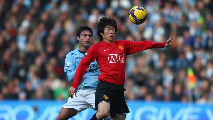 MANCHESTER, UNITED KINGDOM - NOVEMBER 30:  Ji Sung Park of Manchester United controls the ball under pressure from Javier Garrido of Manchester City during the Barclays Premier League match between Manchester City and Manchester United at The City of Manchester Stadium on November 30, 2008 in Manchester, England. (Photo by Jamie McDonald/Getty Images)