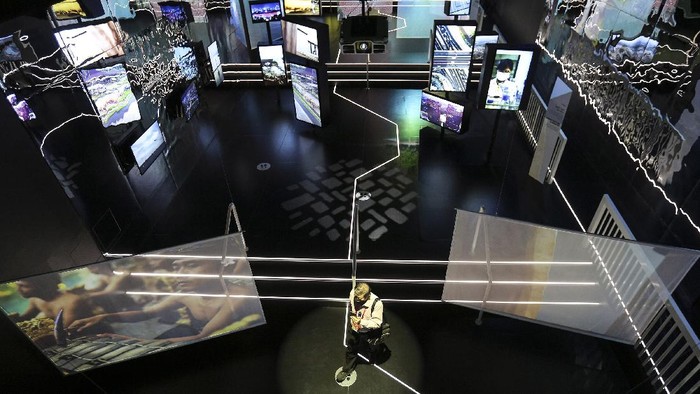 Pengunjung melintas di depan Paviliun Indonesia di arena Expo 2020 Dubai, Dubai, Uni Emirat Arab, Rabu (3/11/2021). Paviliun Indonesia hadir pada gelaran internasional Expo 2020 Dubai pada 1 Oktober 2021 hingga 31 Maret 2022 dengan mengusung tema 