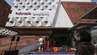Pengunjung mengabadikan Paviliun Indonesia di World Expo 2020 Dubai.