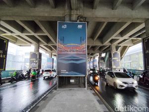 Jakarta Selatan Hujan, Pemotor Berteduh Makan Jalur Sepeda di Fatmawati