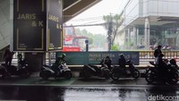 Hujan deras terpantau di Jl Fatmawati, Jakarta Selatan, Kamis (4/11/2021) pukul 13.40 WIB. Foto: Andhika Prasetia