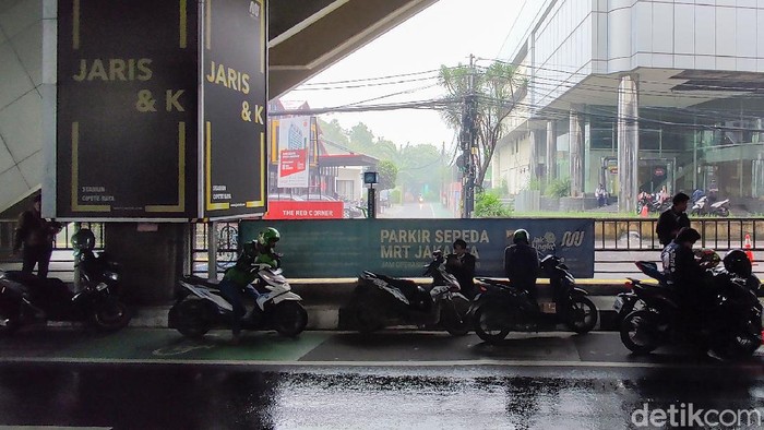 Jakarta Selatan Hujan, Pemotor Berteduh 'Makan' Jalur Sepeda di Fatmawati