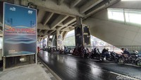 Jalur sepeda dimanfaatkan pemotor berteduh dari hujan.  Foto: Andhika Prasetia