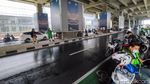 Jakarta Selatan Hujan, Pemotor Berteduh Makan Jalur Sepeda di Fatmawati