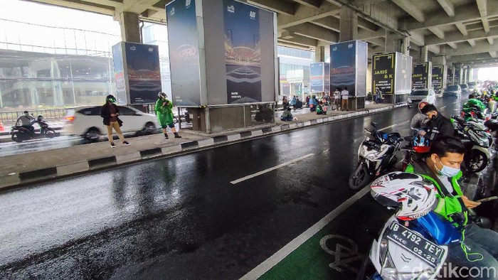 Pemotor Berteduh 'Makan' Jalur Sepeda di Fatmawati Jakarta Selatan Hujan, Pemotor Berteduh 'Makan' Jalur Sepeda di Fatmawati