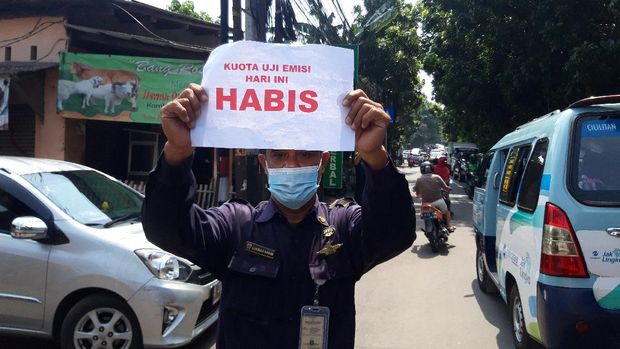 Pemotor kesal dan kecewa kuota uji emisi di bengkel DLH DKI habis. Pemotor kesal dan kecewa kuota uji emisi di bengkel DLH DKI habis.