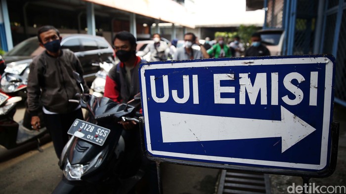 Dinas Lingkungan Hidup (DLH) DKI Jakarta menggelar uji emisi gratis untuk kendaraan roda dua maupun empat. Antusias warga yang ingin uji emisi mengakibatkan antrean panjang.
