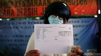 Kendaraan di atas usia tiga tahun wajib mengikuti uji emisi. Sedangkan bagi warga yang kendaraannya tidak lulus uji emisi, akan diminta untuk melakukan perawatan kendaraan di bengkel.