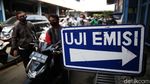 Takut Ditilang Pemotor Antre Uji Emisi di DLH DKI Jakarta