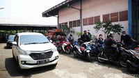 Para pengendara mengantre untuk uji emisi kendaraannya.