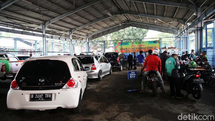 Dinas Lingkungan Hidup (DLH) DKI Jakarta menggelar uji emisi gratis untuk kendaraan roda dua maupun empat. Antusias warga yang ingin uji emisi mengakibatkan antrean panjang.