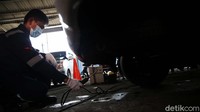 Petugas menguji emisi sejumlah kendaraan bermotor di Dinas Lingkungan Hidup, Jakarta.