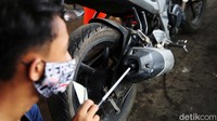 Uji emisi ini dilakukan untuk mengukur kadar polusi yang disemburkan kendaraan.