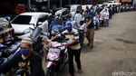 Takut Ditilang Pemotor Antre Uji Emisi di DLH DKI Jakarta