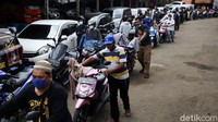 Warga mengantre untuk melakukan uji emisi kendaraan di Dinas Lingkungan Hidup, Jakarta, Kamis (4/11/2021).