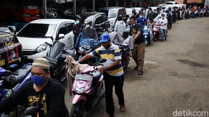 Dinas Lingkungan Hidup (DLH) DKI Jakarta menggelar uji emisi gratis untuk kendaraan roda dua maupun empat. Antusias warga yang ingin uji emisi mengakibatkan antrean panjang.