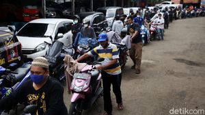 Takut Ditilang Pemotor Antre Uji Emisi di DLH DKI Jakarta