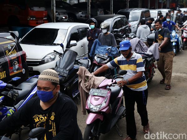 Takut Ditilang Pemotor Antre Uji Emisi di DLH DKI Jakarta