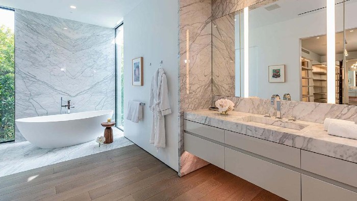 Adhika Bakrie, keponakan kongolomerat Aburizal Bakrie dilaporkan membeli sebuah rumah mewah di lereng bukit di Trousdale Estates. Tak tanggung-tanggung, istana yang beralamat di 514 Chalette Drive, Beverly Hills itu ditebus Adhika dengan harga US$ 28 juta atau setara Rp 406 miliar (kurs Rp 14.500/US$).