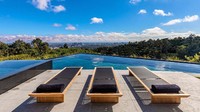 Istana ini juga memiliki kolam renang dan garasi bawah tanah seluas 640 meter persegi.