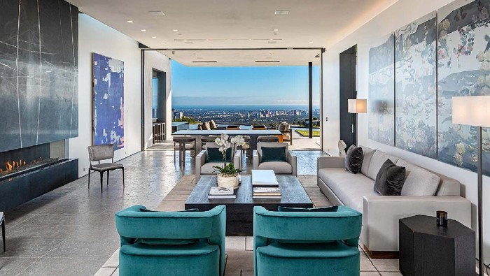 Adhika Bakrie, keponakan kongolomerat Aburizal Bakrie dilaporkan membeli sebuah rumah mewah di lereng bukit di Trousdale Estates. Tak tanggung-tanggung, istana yang beralamat di 514 Chalette Drive, Beverly Hills itu ditebus Adhika dengan harga US$ 28 juta atau setara Rp 406 miliar (kurs Rp 14.500/US$).