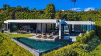 Rumah mewah itu beralamat di 514 Chalette Drive, Beverly Hills.