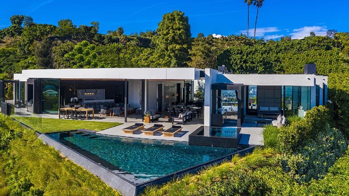 Adhika Bakrie, keponakan kongolomerat Aburizal Bakrie dilaporkan membeli sebuah rumah mewah di lereng bukit di Trousdale Estates. Tak tanggung-tanggung, istana yang beralamat di 514 Chalette Drive, Beverly Hills itu ditebus Adhika dengan harga US$ 28 juta atau setara Rp 406 miliar (kurs Rp 14.500/US$).