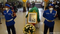 Pantauan detikcom di Balairung UGM, jenazah almarhum tiba sekitar pukul 16.21 WIB menggunakan ambulance. Di Balairung telah menanti ratusan pelayat. Mereka ingin mendoakan almarhum dan mengantarkan ke peristirahatan terakhir. 