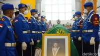 Nampak pejabat UGM seperti Rektor Panut Mulyono dan kolega almarhum ada di Balairung. Selain itu, mahasiswa menggunakan baju bertuliskan Fakultas Peternakan UGM juga nampak hadir. 