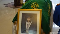 Prof Gede, kata Panut, pergi ke Jakarta untuk mengurus Visa untuk ke Belanda akhir bulan ini. Namun di perjalanan rombongan mobil berisi 4 orang dari Fakultas Peternakan ini mengalami kecelakaan. 