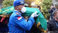 Mobil bernomor polisi AB-1969-PY yang mereka tumpangi bertabrakan dengan mobil lainnya di ruas jalan Tol Cipali Km 113, Kecamatan Cibogo, Kabupaten Subang, Kamis (4/11/2021), pukul 02.10 WIB. 