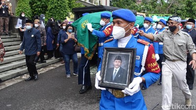 Penghormatan Terakhir untuk Dekan UGM yang Meninggal Kecelakaan di Cipali