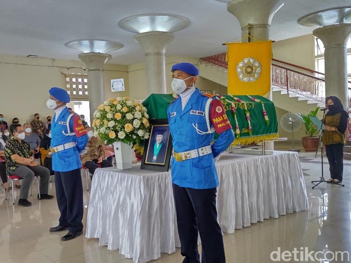 Penghormatan terakhir untuk Guru Besar UGM, Prof Sri Kadarsih, Sleman, Kamis (4/11/2021).