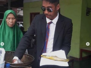 Penjual Ikan Bandeng Pakai Jas di Bekasi yang Selalu Rapi