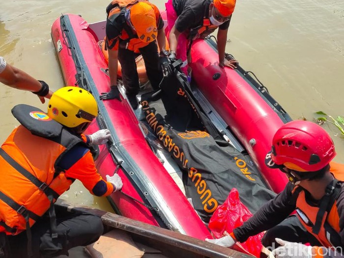 Perahu tambang tenggelam di Bengawan Solo pada pada Rabu (3/11). Hingga saat ini, ada tiga jenazah yang ditemukan petugas dari sejumlah korban yang dinyatakan hilang.