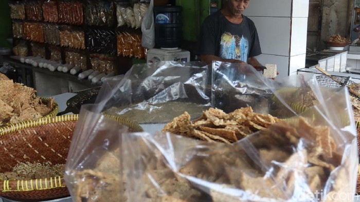 Perajin gorengan tempe di Bandung.