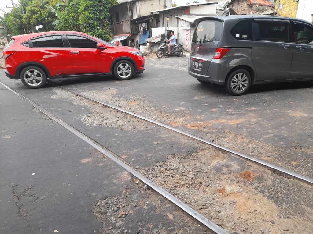 Perlintasan sebidang di dekat Stasiun Grogol masih rusak.